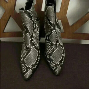 Treasure and Bond Women’s Snake skin booties Size 7M used like a New